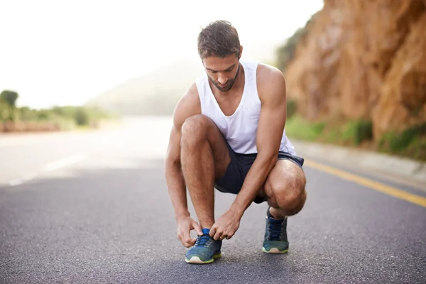 Last Minute Aanpassingen Voordat Hij Begint Met Hardlopen Een Knappe — Stockfoto