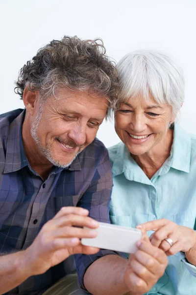 Wróć Tego Drugiego Szczęśliwa Para Seniorów Patrząca Komórkę — Zdjęcie stockowe