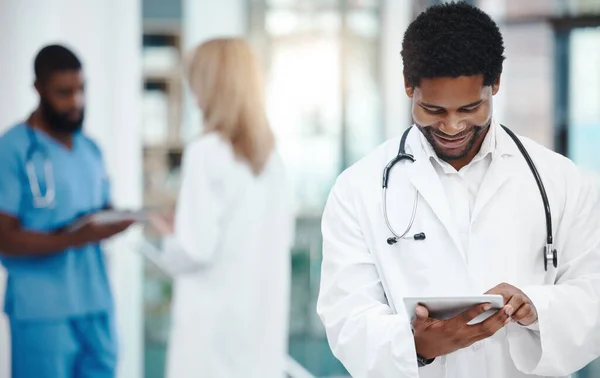 Médico Africano Feliz Sorria Use Tablet Para Ler Post Mídia — Fotografia de Stock