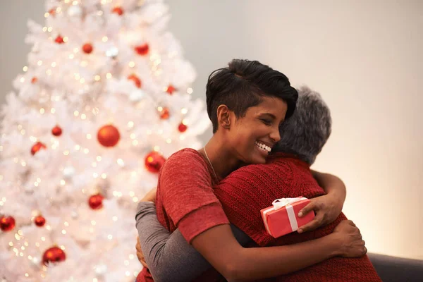 Encanta Una Mujer Mayor Recibiendo Abrazo Hija Navidad — Foto de Stock