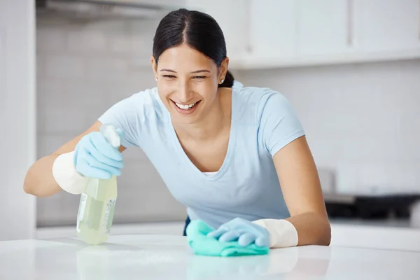 幸せな女性は家の台所を掃除し 安全手袋でプロダクトクリーナーをスプレーし 布でテーブルを磨く 家庭内幸福 若い女の子消毒カウンターで衛生洗剤ときれいアパート — ストック写真