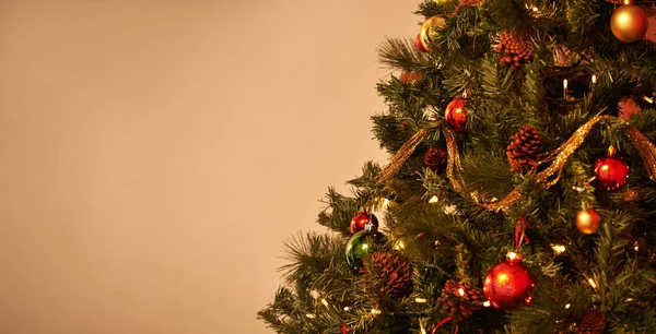 Het Het Seizoen Een Prachtig Versierde Kerstboom Tegen Een Beige — Stockfoto