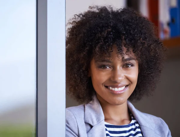 Meu Escritório Meu Santuário Retrato Uma Jovem Empreendedora Feliz Trabalhando — Fotografia de Stock