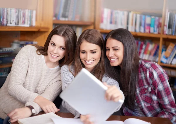 Inclina Três Amigos Sentados Biblioteca Tirando Fotos Mesmos Com Tablet — Fotografia de Stock