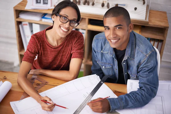 Durch Teamarbeit Großartige Ergebnisse Erzielen Zwei Junge Designer Arbeiten Einem — Stockfoto