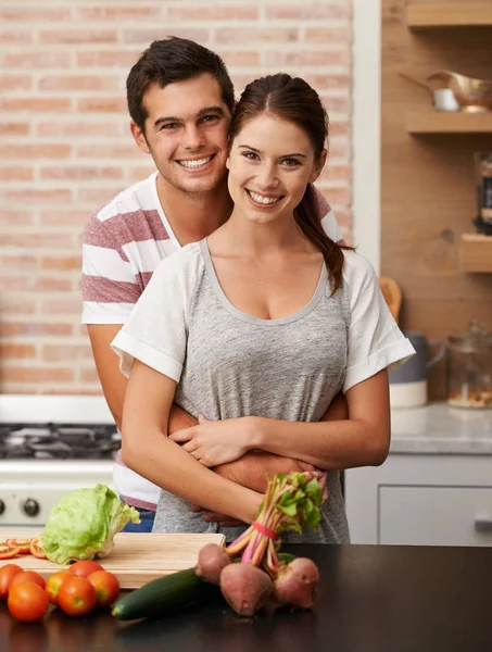 Cozinhar Com Amor Retrato Atraente Jovem Casal Ligação Cozinha — Fotografia de Stock