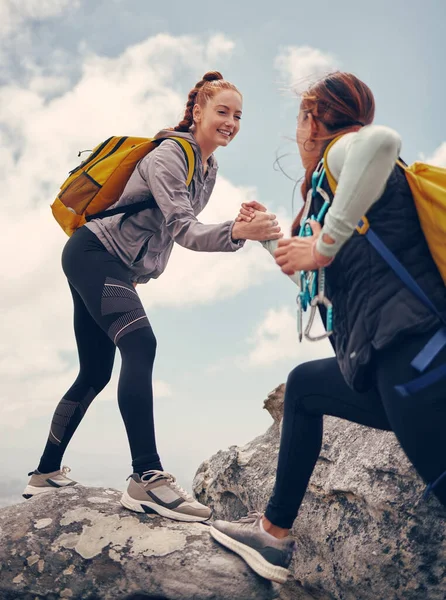 Hiking Help Friends Out Rock Mountain Climbing Adventure Fitness Exercise — Stock Photo, Image