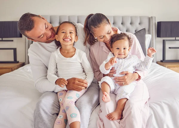 Familie Hechting Bedtijd Met Kinderen Ouders Glimlachen Rusten Samen Liefdevol — Stockfoto