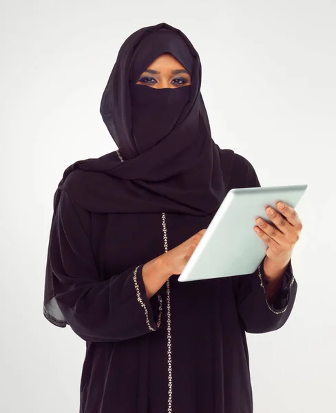 Onun Dünyasına Bağlı Kalmak Dijital Tablet Kullanan Çarşaflı Bir Kadının — Stok fotoğraf