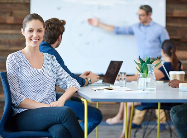 Tengo Futuro Sólido Desarrollo Creativo Retrato Una Mujer Negocios Sonriente —  Fotos de Stock