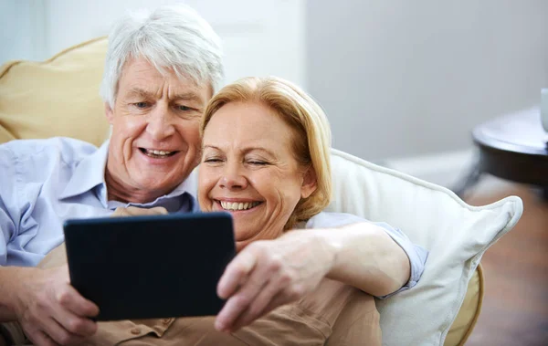 Modern Movie Time Happy Elderly Couple Watching Something Digital Tablet — Stock Photo, Image