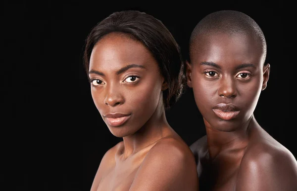 Beleza Nua Duas Mulheres Africanas Bonitas Posando Frente Fundo Preto — Fotografia de Stock