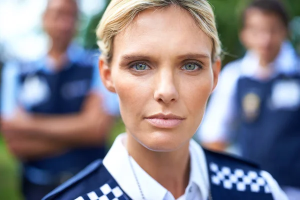 Manter Paz Uma Policial Séria Com Seus Colegas Segundo Plano — Fotografia de Stock