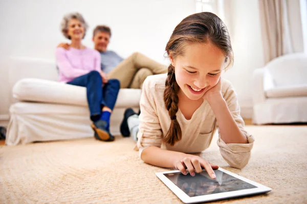 Una Nipote Moderna Nonni Guardando Loro Nipote Utilizzare Tablet Digitale — Foto Stock