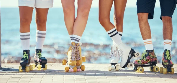 Patins Roulettes Amis Plage Avec Groupe Personnes Sur Promenade Plage — Photo