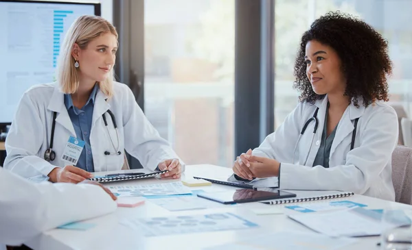 Doctors Leadership Meeting Discussion Finance Report Medical Analytics Hospital Planning — Stock Photo, Image
