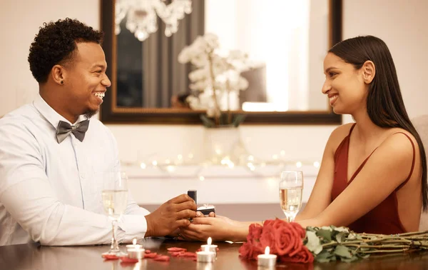 Fiançailles Bague Proposition Couple Sur Date Restaurant Avec Des Roses — Photo