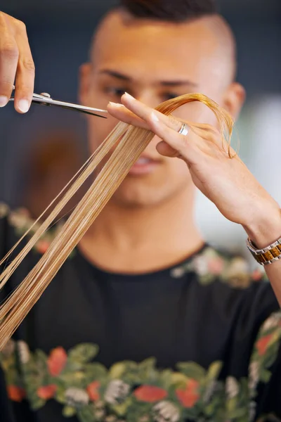 Elle Garde Ses Cheveux Pleine Forme Coiffeur Masculin Coupant Les — Photo