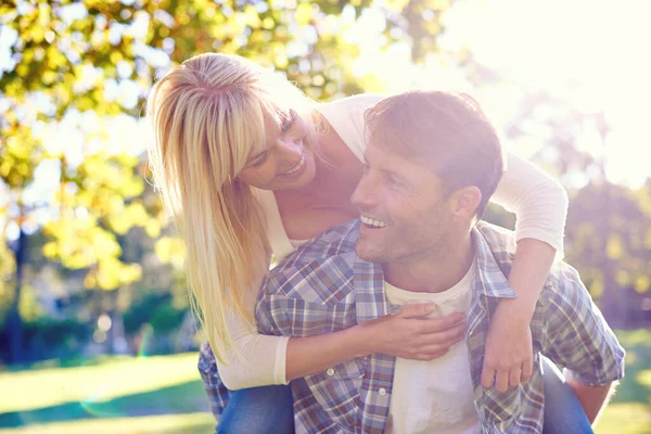 Romantische Momenten Samen Een Gelukkig Man Meeliften Zijn Vrouw — Stockfoto