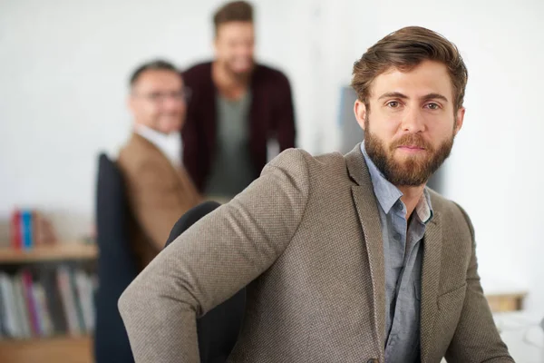 Zelfverzekerd Creatief Portret Van Een Knappe Zakenman Die Zijn Kantoor — Stockfoto