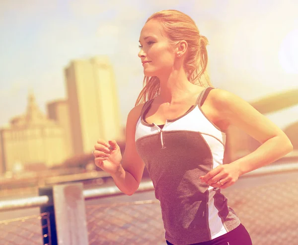 Verkent Straten Van Stad Waar Woont Een Aantrekkelijke Blonde Vrouw — Stockfoto