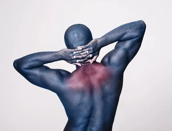 筋肉痛はその仕事を意味します 熱感度を示す筋肉の男のレビューショット — ストック写真