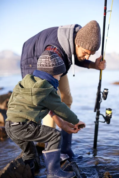 Για Ένα Χαριτωμένο Αγοράκι Ψαρεύει Τον Πατέρα Του Δίπλα Στη — Φωτογραφία Αρχείου