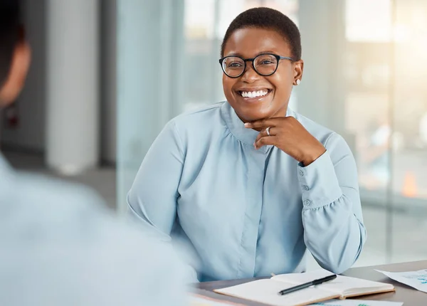 在工作场所的项目计划或策略中 快乐的黑人女性 在办公室讨论中的微笑和成功 在工作中微笑着谈论金融 职业或在公司工作的非洲女商人 — 图库照片