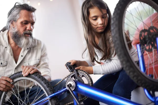 Ele Tem Anos Experiência Consertar Bicicletas Homem Idoso Ajudando Sua — Fotografia de Stock