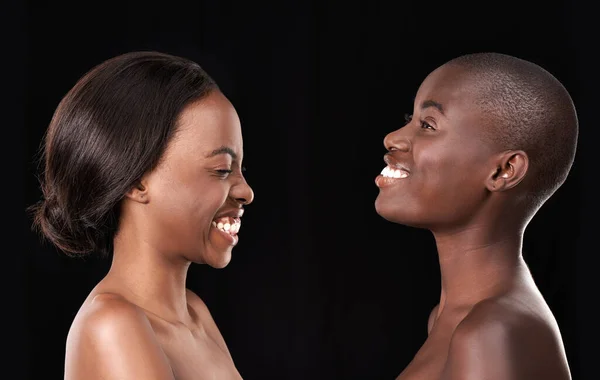 Sorrisos Brilhantes Para Elogiar Sua Beleza Natural Duas Belas Mulheres — Fotografia de Stock