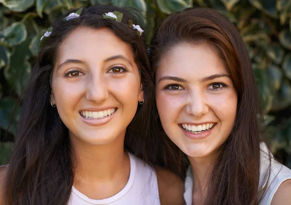Dwa Groszki Strąku Dwoje Młodych Przyjaciół Uśmiecha Się Szczęśliwie Spędzając — Zdjęcie stockowe