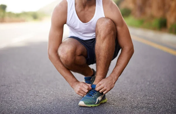 Finalmente Pronto Para Correr Jovem Amarrando Atacadores Enquanto Corria — Fotografia de Stock