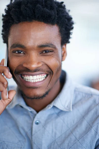 Всегда Сообщаешь Хорошие Новости Портрет Красивого Молодого Бизнесмена Разговаривающего Мобильному — стоковое фото