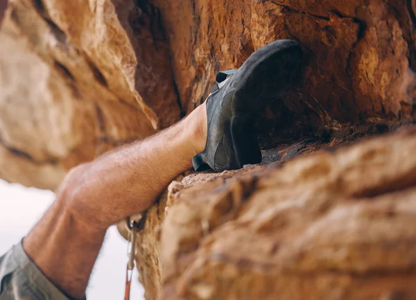 Perna Homem Escalando Rocha Montanha Pedra Para Treino Aventura Exercício — Fotografia de Stock