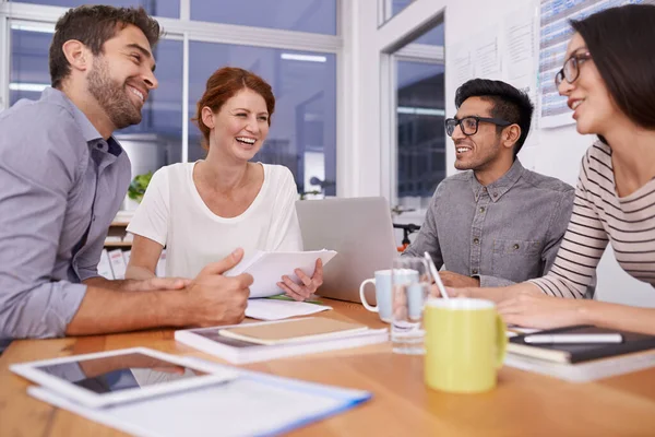 Están Teniendo Una Reunión Positiva Compañeros Trabajo Que Trabajan Noche — Foto de Stock