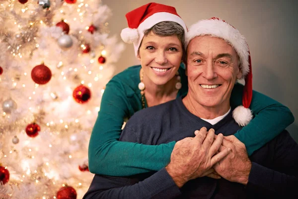 Noel Sevecek Birini Bul Noel Ağacının Önünde Mutlu Bir Çiftin — Stok fotoğraf