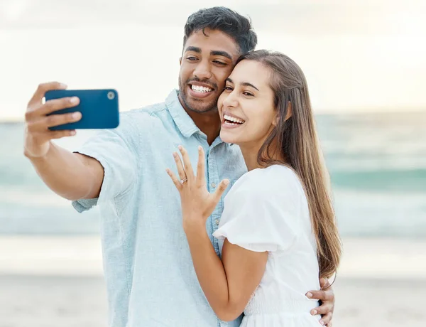 Amore Spiaggia Coppia Dopo Fidanzamento Scattano Selfie Telefono Durante Vacanze — Foto Stock