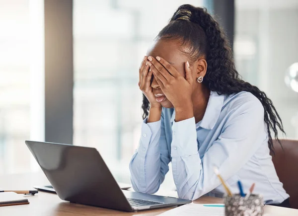 Stressz Szomorú Kiégett Üzletasszony Irodában Laptoppal Depresszióból Mentális Egészségi Állapotból — Stock Fotó