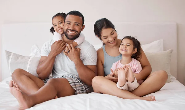 Portre Mutlu Aile Yatakta Gülümseyerek Sarılarak Sevgiyle Sabahları Rahatlarken Ebeveynler — Stok fotoğraf