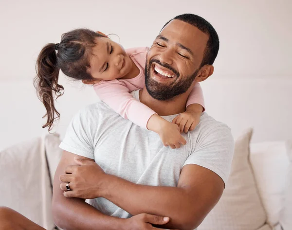 Rodinné Objetí Šťastná Láska Otec Úsměvem Pro Dítě Pohovce Doma — Stock fotografie