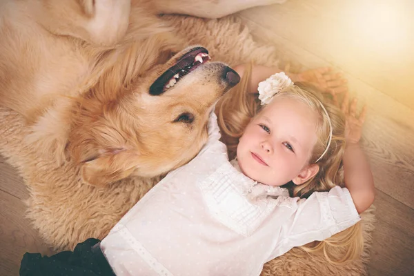 Ist Mein Heimhund Ein Entzückendes Kleines Mädchen Mit Ihrem Hund — Stockfoto