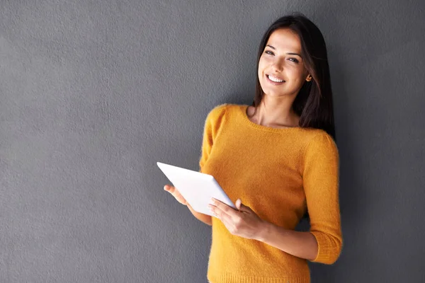 Een Handig Apparaat Portret Van Een Aantrekkelijke Jonge Vrouw Met — Stockfoto