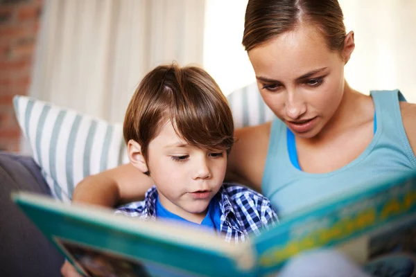 Aider Son Fils Avec Lecture Une Jeune Mère Son Fils — Photo