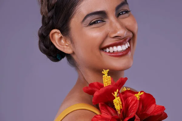 Latin Güzelliğinin Neşesi Güzel Egzotik Bir Kadının Yakın Çekimi — Stok fotoğraf