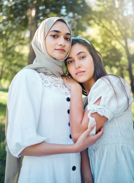 公園や自然の中でサポート 愛と良い関係で外に立っている間 イスラム教徒の女性 友人や信頼 中東アラブ女性美しいです控えめなイスラムファッションでヒジャーブ — ストック写真