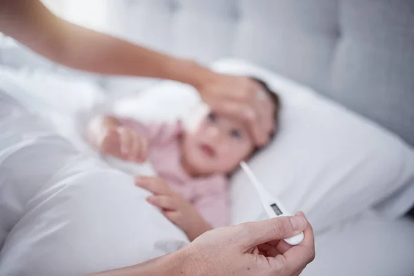 아기와 어머니의 집에서 침대에 온도계로 체온을 침실에서 증상을 측정하거나 검사하는 — 스톡 사진