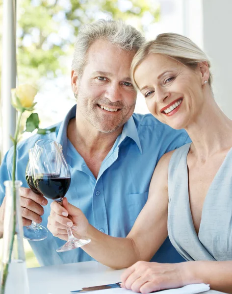 これらのすべての年の後も強くなる 関係を愛する 幸せな成熟したカップルToasting彼らの愛とともに2杯のワイン屋外 — ストック写真
