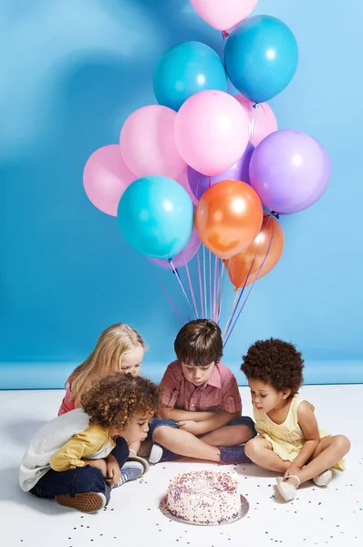 Desejando Balão Grupo Crianças Soprando Velas Bolo Aniversário — Fotografia de Stock