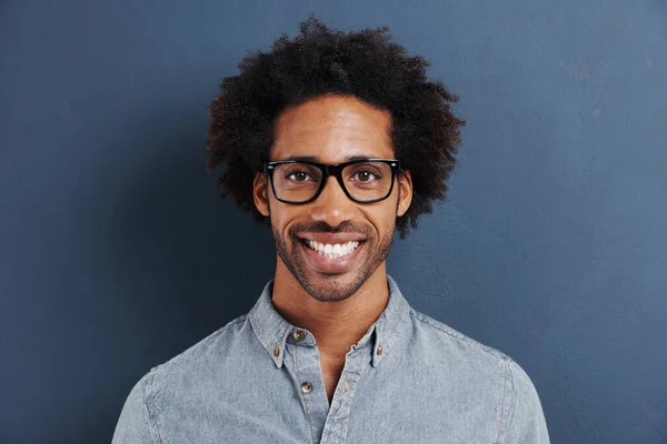 Dejo Que Las Etiquetas Definan Retrato Joven Guapo Con Gafas — Foto de Stock