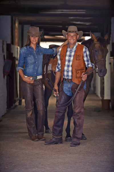 Älskar Livet Ranchen Cowboy Och Cowgirl Leder Häst Ett Stall — Stockfoto